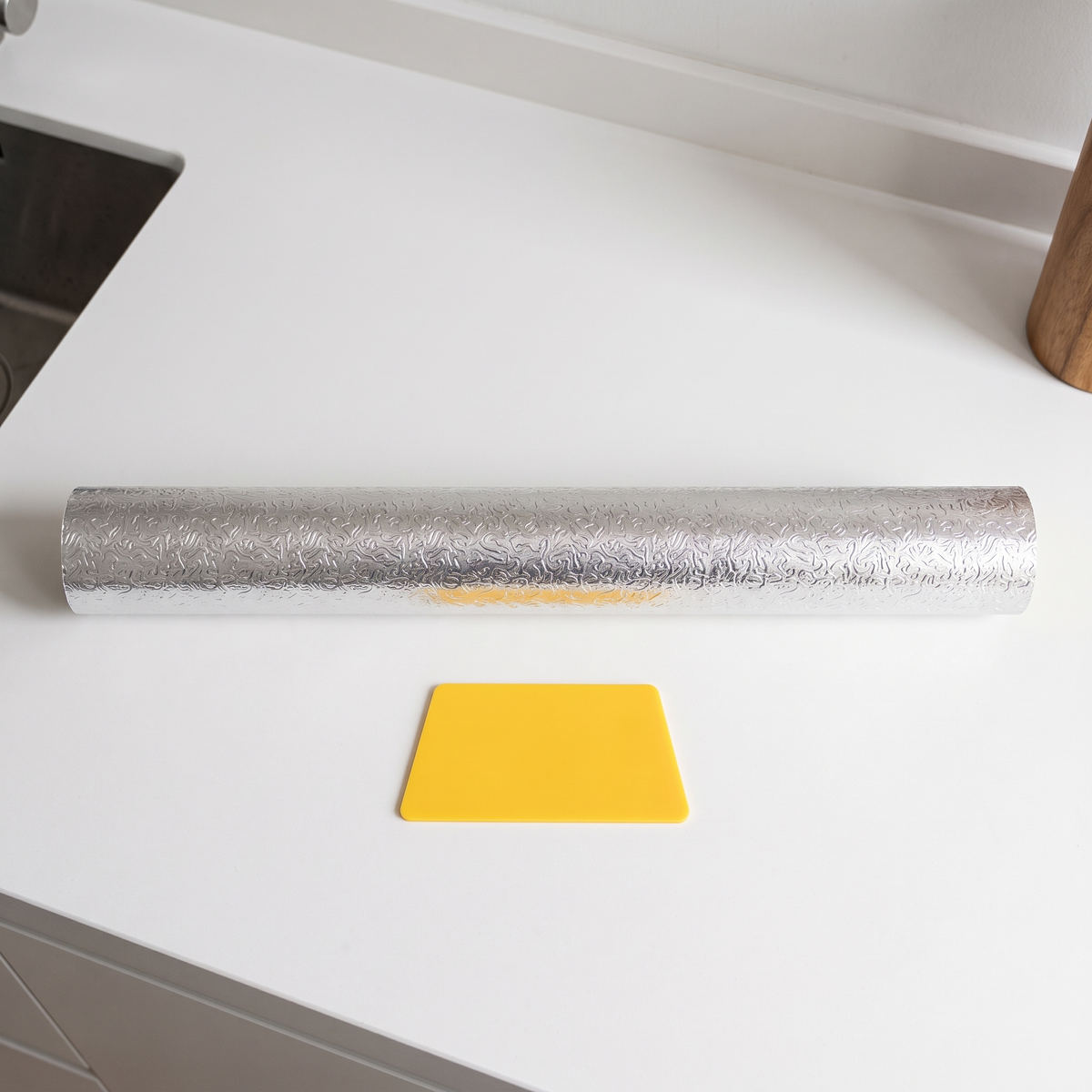Le rouleau de 60 cm et la raclette de pose de 10 cm livrés ensemble