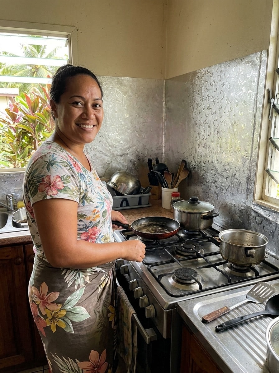 Cliente tahitienne devant son mur de cuisine recouvert de l'adhésif aluminium brossé