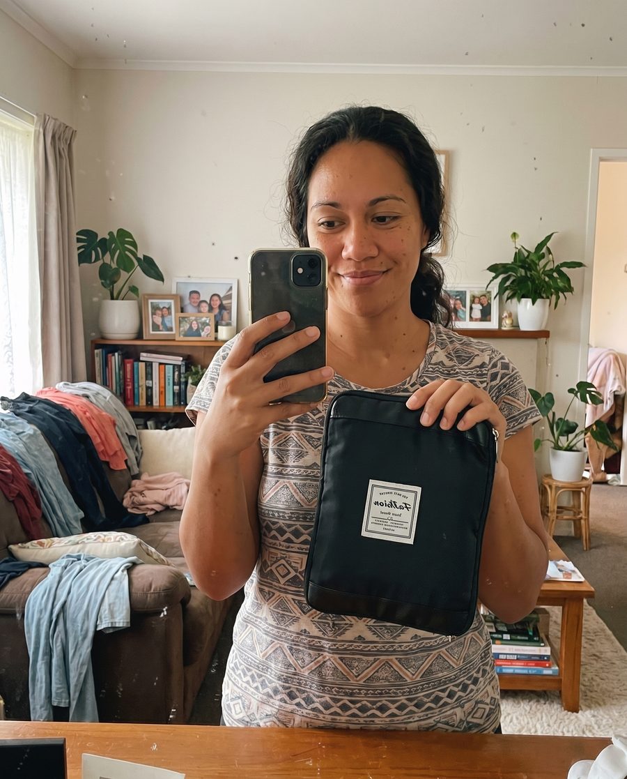 Cliente tahitienne montrant le sac plié en format compact